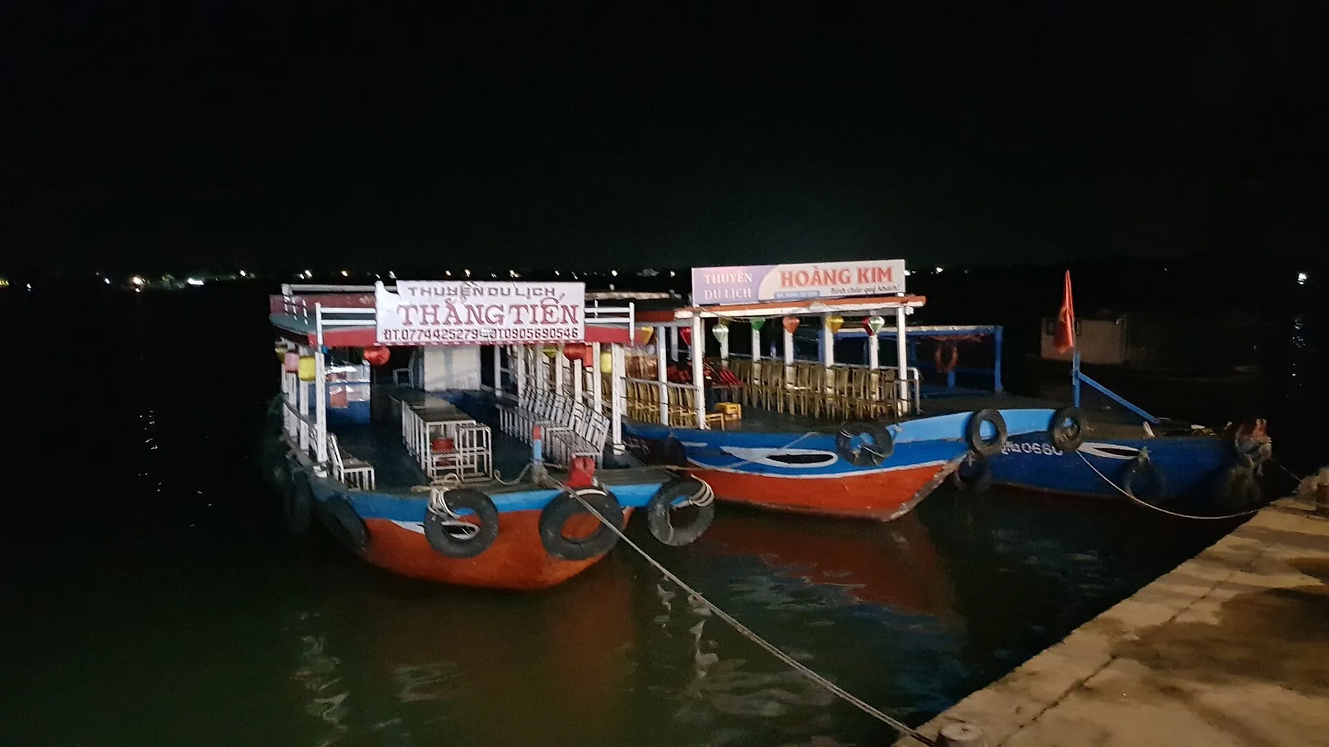 Lampiony nad starým městem Hoi An za soumraku